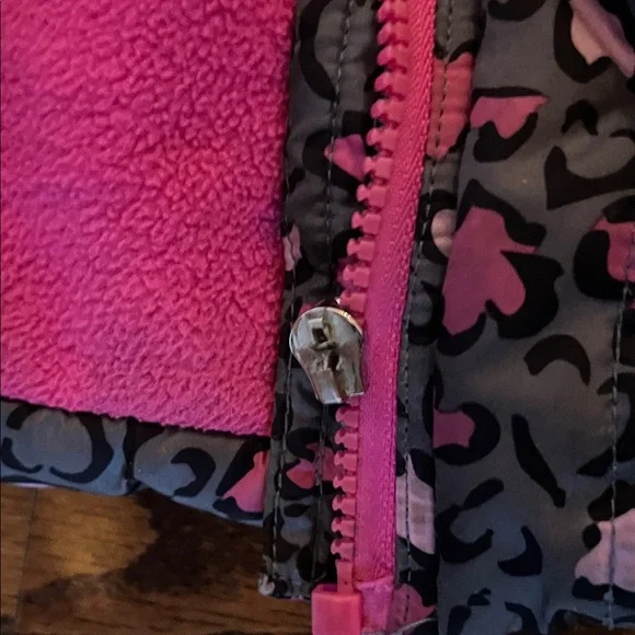 Good🎉condition:  Pink and Black Heart Patterned Winter Jacket. size 5T - Picture 5 of 7